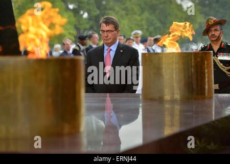 US-Verteidigungsminister Ashton Carter hält für einen Moment der Stille nach der Platzierung eines Kranzes am India Gate 3. Juni 2015 in Neu-Delhi, Indien. Stockfoto