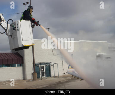 Arbeiter, die Enteisung Verkehrsflugzeug Flügel Cincinnati Ohio Stockfoto