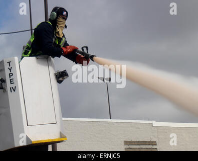 Arbeiter, die Enteisung Verkehrsflugzeug Flügel Cincinnati Ohio Stockfoto