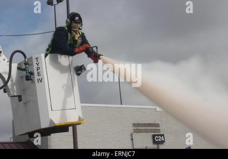 Arbeiter, die Enteisung Verkehrsflugzeug Flügel Cincinnati Ohio Stockfoto