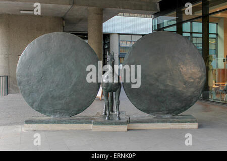 Eine Statue von "Union-Pferd mit zwei Discs" von Christopher Le Brun ist auf dem Display außerhalb das Museum of London, Barbican. Stockfoto