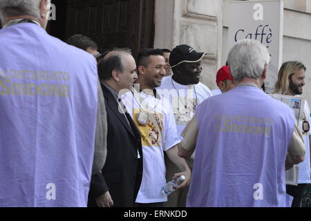 Turin, Italien. 4. Juni 2015. Spezielle Pilger ging an das Heilige Grabtuch; Sie sind die Kranken und Bedürftigen der Gemeinde Santa Lucia in Rom, besuchen die Heiligen Sindone 2015. Papst Francesco beschlossen, die Initiative zu finanzieren. © Giancarlo Carrisi/Pacific Press/Alamy Live-Nachrichten Stockfoto