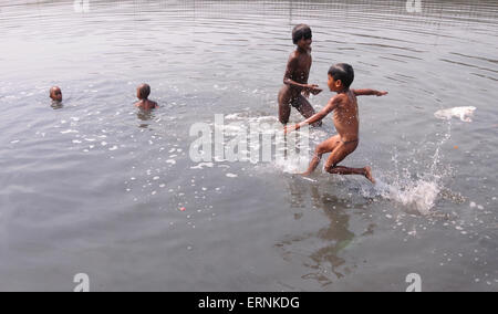 Delhi, Indien. 5. Juni 2015. Kinder Baden am Fluss Yamuna während der