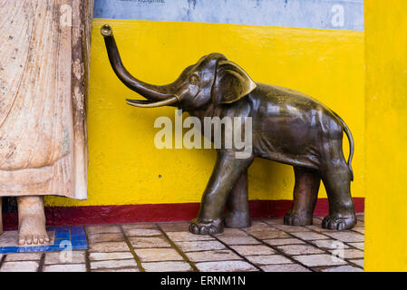 Heilige Stadt Anuradhapura, Elefanten-Statue am Ruvanvelisaya Dagoba in Mahavihara (das große Kloster), Sri Lanka Stockfoto