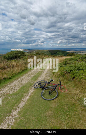 Freshwater Bay und Tennyson Down in der Ferne, Tennyson Trail, Mottistone, Isle of Wight, England, UK, GB. Stockfoto