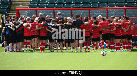 Edmonton, Kanada. 5. Juni 2015. Kanadische Frauen-Fußball-Team-Player besuchen eine Trainingseinheit im Commonwealth Stadium einen Tag vor dem Eröffnungsspiel mit China an der 2015 FIFA Frauen WM in Edmonton, Kanada, 5. Juni 2015. © Qin Lang/Xinhua/Alamy Live-Nachrichten Stockfoto