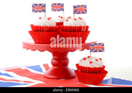 Rot weiß und blau Thema Cupcakes auf roten Kuchen stehen mit Großbritannien Union Jack-Flaggen auf weißer Holztisch für Queens Birthday und Super B Stockfoto