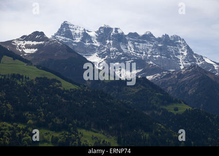 Dents du Midi (Bergen) der Chablais-Alpen, gesehen aus Trient, Schweiz. Stockfoto