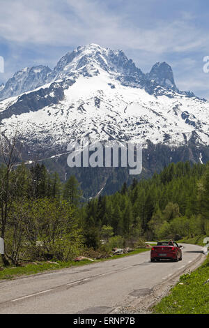 Straße in Richtung Chamonix mit der Aiguille Verte und Petit Dru im Hintergrund, Mont-Blanc-Massiv, Haute-Savoie, Frankreich Stockfoto