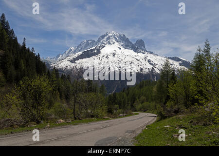 Straße in Richtung Chamonix mit der Aiguille Verte und Petit Dru im Hintergrund, Mont-Blanc-Massiv, Haute-Savoie, Frankreich Stockfoto