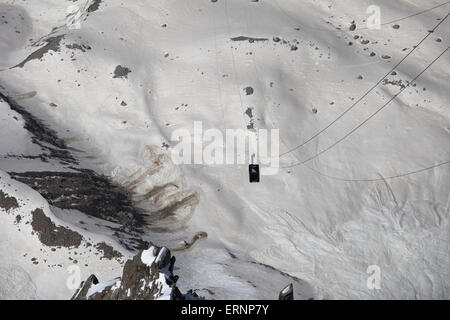 Blick hinunter auf eine Aiguilee du Midi Seilbahn, Chamonix, Haute-Savoie, Frankreich Stockfoto