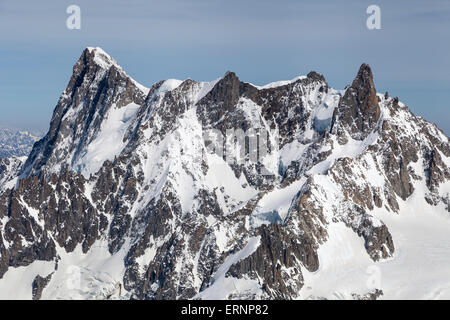 Grandes Jorasses und Dent du Géant (Spike Rock nach rechts), Mont-Blanc-Massiv, Haute-Savoie, Frankreich Stockfoto