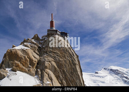 Mont Blanc Gipfel (rechts) und Aiguille du Midi oberen Plattform (links), Chamonix, Haute-Savoie, Frankreich Stockfoto