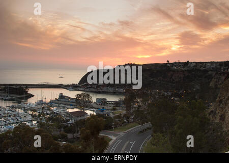 Panoramic Dana Point Hafenblick auf den Sonnenuntergang und einen privaten Strand unten Stockfoto