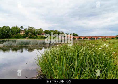 Alte Ziegel Brücke über Fluss Venta, Kuldiga. Lettland Stockfoto