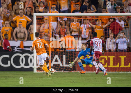 Houston, Texas, USA. 5. Juni 2015. Houston Dynamo vorwärts Will Bruin (12) punktet bei einem MLS-Spiel zwischen Houston Dynamo und die New York Red Bulls BBVA Compass-Stadion in Houston, TX am 5. Juni 2015 sein 2. Tor des Spiels. Der Dynamo gewann das Spiel 4: 2. Bildnachweis: Trask Smith/ZUMA Draht/Alamy Live-Nachrichten Stockfoto