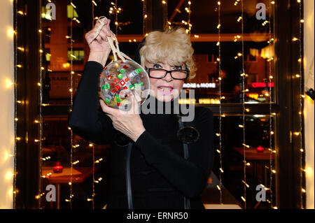 Charity Auktion Verkauf von handgefertigten Kugeln bei Bachmaier Hofbraeuhaus.  Mitwirkende: Ingrid Steeger Where: München, wenn: 1. Dezember 2014 Kredit: Franco Gulotta/WENN.com Stockfoto