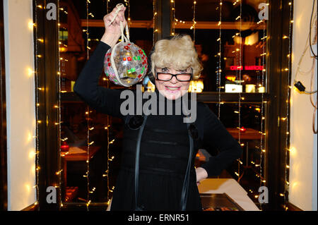 Charity Auktion Verkauf von handgefertigten Kugeln bei Bachmaier Hofbraeuhaus.  Mitwirkende: Ingrid Steeger Where: München, wenn: 1. Dezember 2014 Kredit: Franco Gulotta/WENN.com Stockfoto