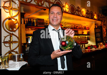 Charity Auktion Verkauf von handgefertigten Kugeln bei Bachmaier Hofbraeuhaus.  Mitwirkende: Dave Kaufmann Where: München, wenn: 1. Dezember 2014 Kredit: Franco Gulotta/WENN.com Stockfoto