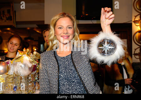 Charity Auktion Verkauf von handgefertigten Kugeln bei Bachmaier Hofbraeuhaus.  Mitwirkende: Valentina Pahde wo: München, wenn: 1. Dezember 2014 Kredit: Franco Gulotta/WENN.com Stockfoto