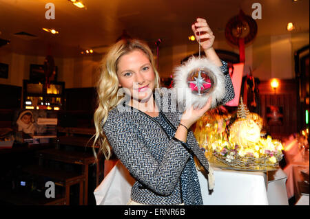 Charity Auktion Verkauf von handgefertigten Kugeln bei Bachmaier Hofbraeuhaus.  Mitwirkende: Valentina Pahde wo: München, wenn: 1. Dezember 2014 Kredit: Franco Gulotta/WENN.com Stockfoto