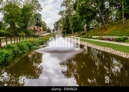 Kanal und Brunnen, Pils Parks, Kuldiga. Lettland Stockfoto