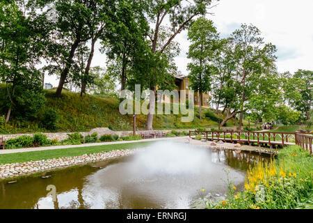 Kanal und Brunnen, Pils Parks, Kuldiga. Lettland Stockfoto