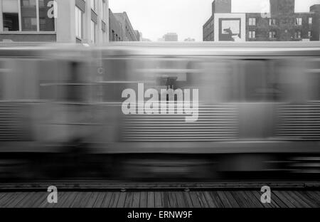 Chicago, IL, 14. Dezember 1996: El-Zug an der Belmont Station vorbei. Stockfoto