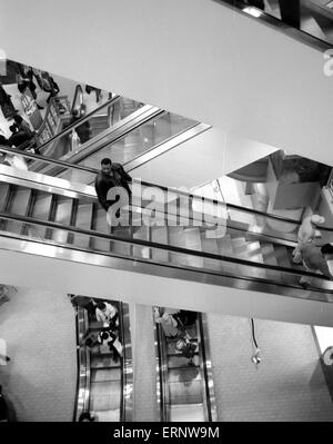 Chicago, IL, 14. Dezember 1996: ein einsamer Mann auf einer Rolltreppe im Kaufhaus Marshall Field's Michigan Ave. Stockfoto