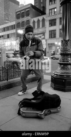 Chicago, IL, 14. Dezember 1996: ein Straßenmusikant spielt das Saxophon vor dem Chicago Theater bei der State Street. Stockfoto