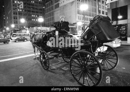 Chicago, IL, 14. Dezember 1996: eine Pferdekutsche in den Abend-Verkehr an der Ecke Washington Ave/State St. Stockfoto