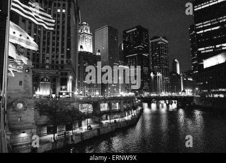 Chicago, IL, 14. Dezember 1996: Chicago Skyline bei Nacht mit Chicago River und Hochhäuser. Stockfoto