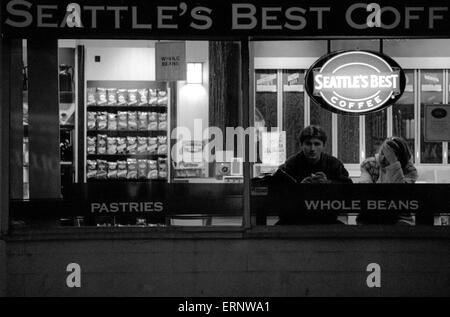 Chicago, IL, 22. Februar 1997: zwei Nachtschwärmer sitzen in einem leeren nächtliche Chicago uptown Coffee Shop. Stockfoto