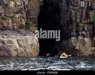 Sea kayaking Vergangenheit Höhlen auf West Coast of Raasay, Scotland Stockfoto