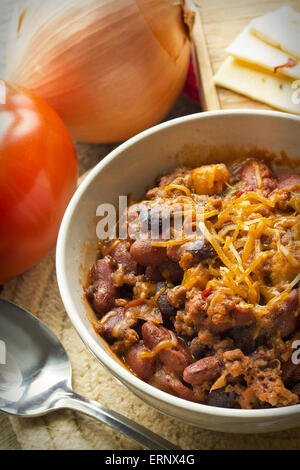 Scharf und würzig Chili Con Carne mit einem Glas Milch und Pfeffer Jack Käse Stockfoto