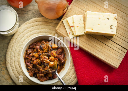 Scharf und würzig Chili Con Carne mit einem Glas Milch und Pfeffer Jack Käse Stockfoto