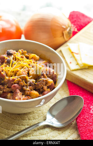 Scharf und würzig Chili Con Carne mit einem Glas Milch und Pfeffer Jack Käse Stockfoto