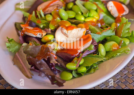 Edamame-Bohnen-Salat mit frischen in Scheiben geschnittenen Champignons und französischem dressing Stockfoto