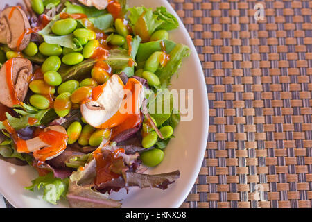 Edamame-Bohnen-Salat mit frischen in Scheiben geschnittenen Champignons und französischem dressing Stockfoto