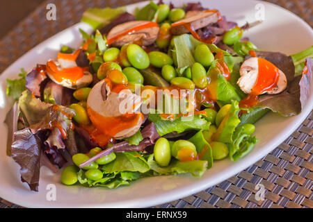 Edamame-Bohnen-Salat mit frischen in Scheiben geschnittenen Champignons und französischem dressing Stockfoto