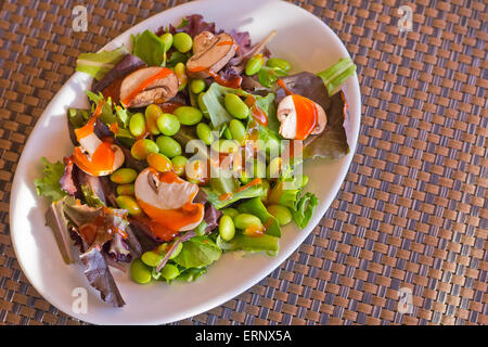 Edamame-Bohnen-Salat mit frischen in Scheiben geschnittenen Champignons und französischem dressing Stockfoto