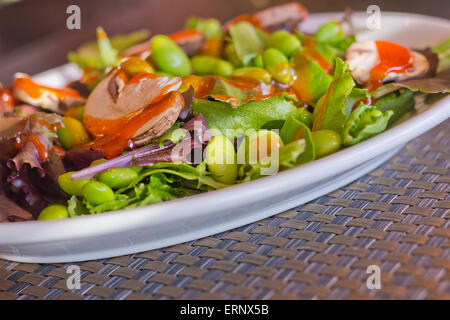 Edamame-Bohnen-Salat mit frischen in Scheiben geschnittenen Champignons und französischem dressing Stockfoto