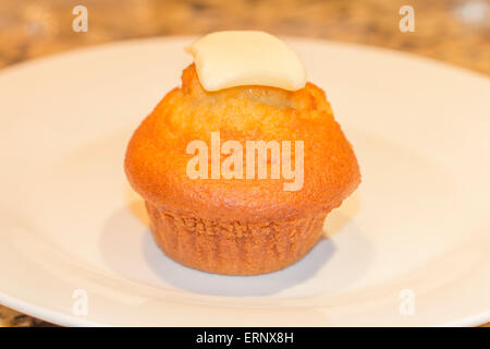 Einzigen frischen Mais Muffin mit Scheibe butter Stockfoto