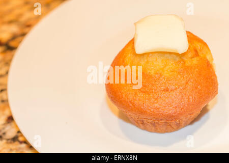 Einzigen frischen Mais Muffin mit Scheibe butter Stockfoto