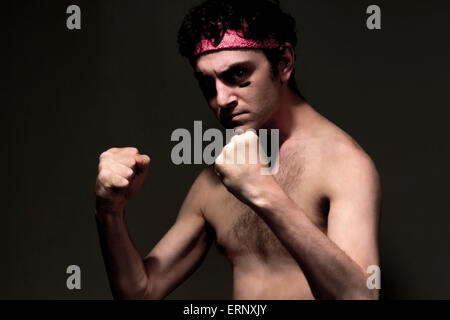 Sehr dünn Stirnband tragen Kämpfer zeigt Fähigkeiten Stockfoto