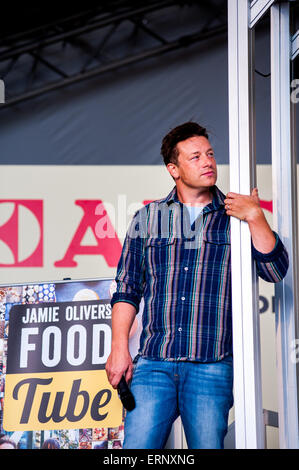 Jamie Oliver ein Kochen demo für Jamie Olivers Food Tube auf der großen Feastival 2014 Stockfoto