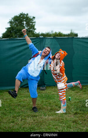 Nachtschwärmer in tierischen Strampelanzug Kostüme auf einem Musikfestival Stockfoto