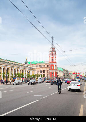 Sankt-Petersburg, Russland-26. Mai 2015: Newskij Prospekt, vertikale Stadtbild mit den großen Gostiny Dvor Fassade und Glockenturm Stockfoto