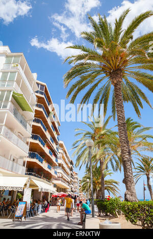 Calafell, Spanien - 13. August 2014: Touristen zu Fuß auf der Küstenstraße von Calafell Ferienort in sonnigen Sommertag. Tarragona-reg Stockfoto