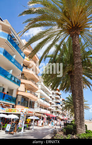 Calafell, Spanien - 13. August 2014: Menschen zu Fuß auf der Küstenstraße von Calafell Ferienort in sonnigen Sommertag. Tarragona-regio Stockfoto